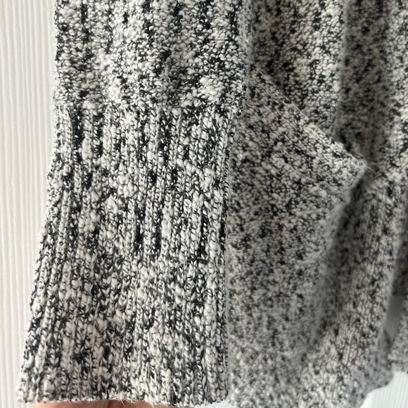 Banana Republic Loose Fit Zip-Up Long Sleeve Knit Cardigan - Picture 4 of 5